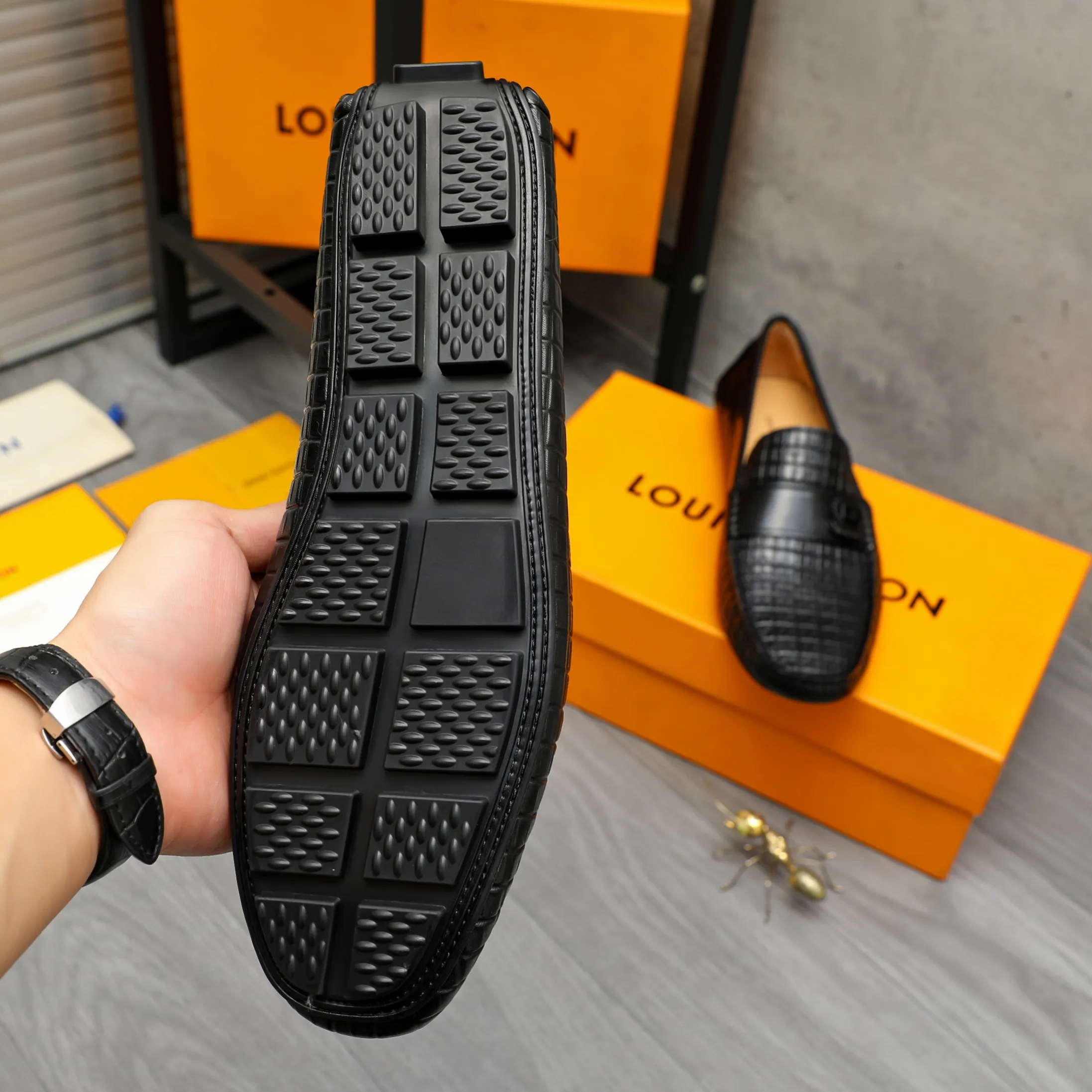 Men's shoes 💰380 Product trademark: LV "Louis Vuitton" casual slip-on shoes Regular size: 38-45 (45 is custom-made and non-returnable) Product materials: Selected embossed cowhide upper, pigskin lining, rubber outsole